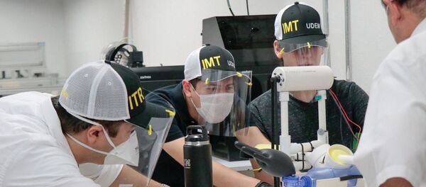 Los estudiantes de Ingeniería en Mecatrónica de la Universidad de Monterrey trabajan en el proyecto AMBUDEM-2020 - Sputnik Mundo