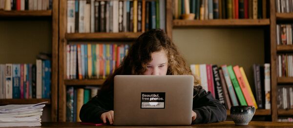 Una alumna estudiando a distancia (imagen referencial) - Sputnik Mundo