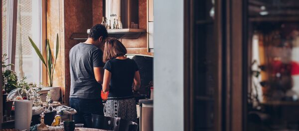 Una pareja en casa - Sputnik Mundo