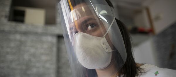 Una chica con escudo faciale hecho con impresoras 3D y cortadores a láser gracias el impulso de makers - Sputnik Mundo