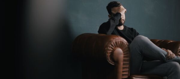 Un hombre pensando - Sputnik Mundo