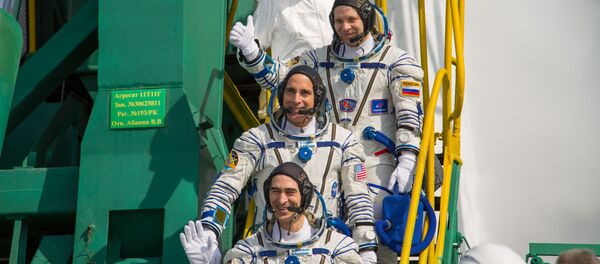 Los miembros de la Expedición 63, Chris Cassidy (NASA), Anatoli Ivanishin (Roscomos) y Ivan Vagner (Roscomos), embarcan rumbo a la Estación Espacial Internacional el 9 de abril de 2020 - Sputnik Mundo