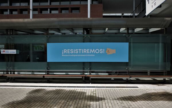 Cartel en Ifema, hospital de emergencia en Madrid. - Sputnik Mundo