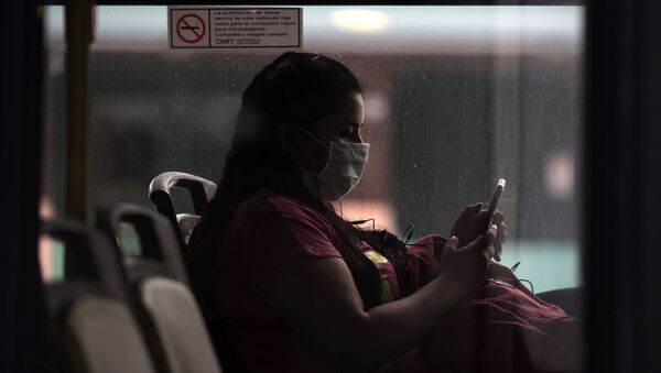 Una mujer con mascarilla en Buenos Aires, Argentina - Sputnik Mundo