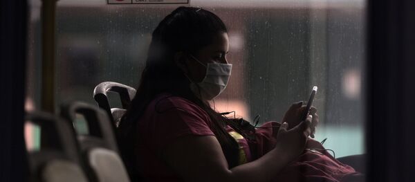 Una mujer con mascarilla en Buenos Aires, Argentina Una mujer con mascarilla en Buenos Aires, Argentina - Sputnik Mundo