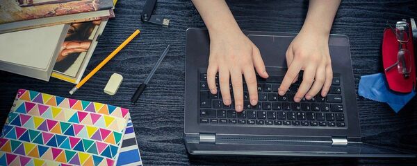 Estudiando frente a la computadora - Sputnik Mundo