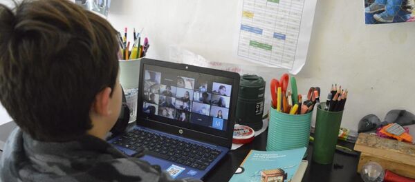 Escolar en clase online - Sputnik Mundo