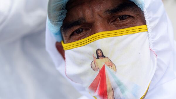 Un hombre con mascarilla - Sputnik Mundo