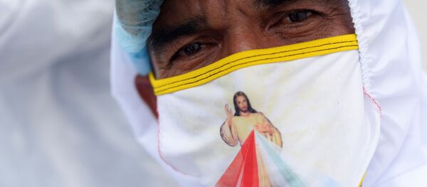 Un hombre con mascarilla - Sputnik Mundo