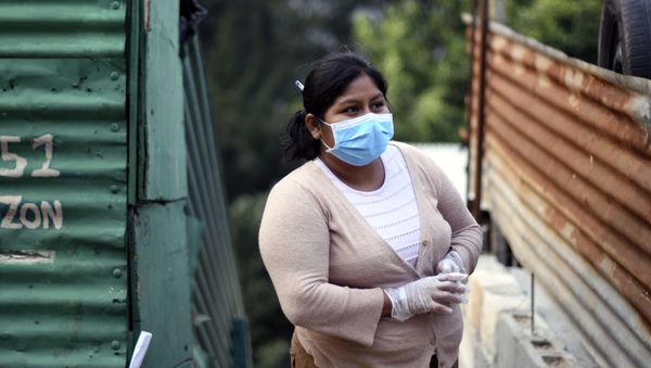Una chica guatemalteca con mascarilla Una chica guatemalteca con mascarilla - Sputnik Mundo