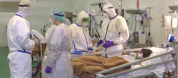 Médicos rusos e italianos en el hospital de Bérgamo, Italia - Sputnik Mundo