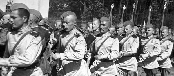 Los tanquistas soviéticos en un desfile en Berlín Los tanquistas soviéticos en un desfile en Berlín - Sputnik Mundo