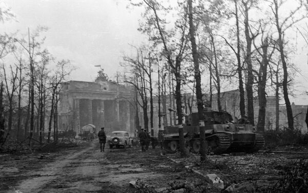 La Puerta de Brandenburgo después de los combates en Berlín - Sputnik Mundo
