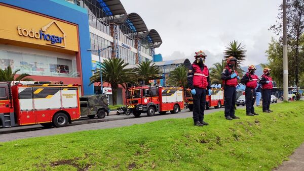 Bomberos en Quito - Sputnik Mundo