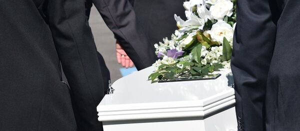 Trabajadores durante el velatorio - Sputnik Mundo