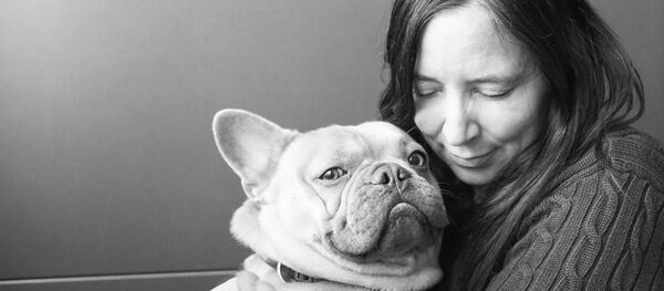 Mujer con perro - Sputnik Mundo