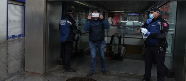 Un ciudadano en Madrid tras la finalización del permiso retribuido recuperable - Sputnik Mundo
