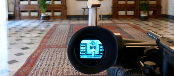 El papa Francisco orando a la cámara - Sputnik Mundo