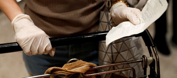 Una persona en un supermercado (imagen referencial) - Sputnik Mundo