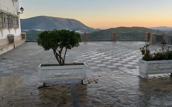 Plaza de Zahara de la Sierra tras las tareas de desinfección  - Sputnik Mundo