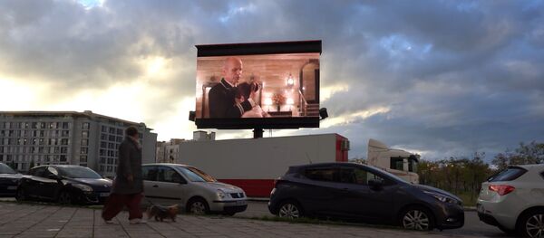 Cine de balcón: megapantallas ambulantes para el Madrid confinado - Sputnik Mundo