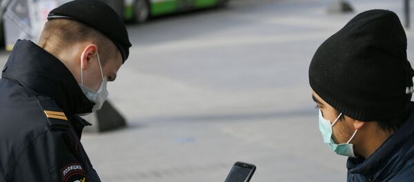 Un policía verifica el pase digital de un ciudadano durante la cuarentena (imagen referencial) - Sputnik Mundo