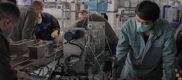 Fabricación de mascarillas en la planta Nizhnekamskneftehim - Sputnik Mundo