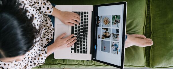 Una persona con portátil (imagen referencial) - Sputnik Mundo