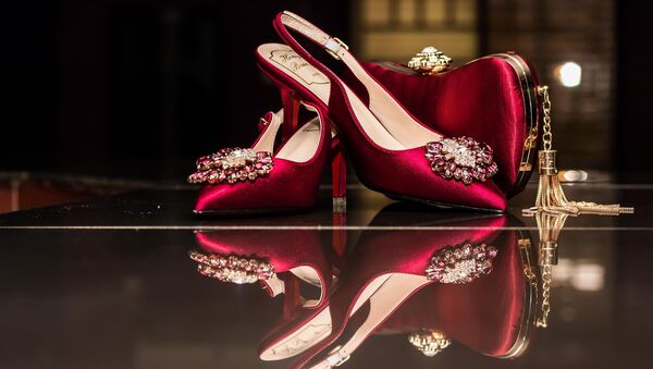 Tacones rojos y una bolsa de embrague - Sputnik Mundo