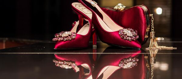 Tacones rojos y una bolsa de embrague - Sputnik Mundo