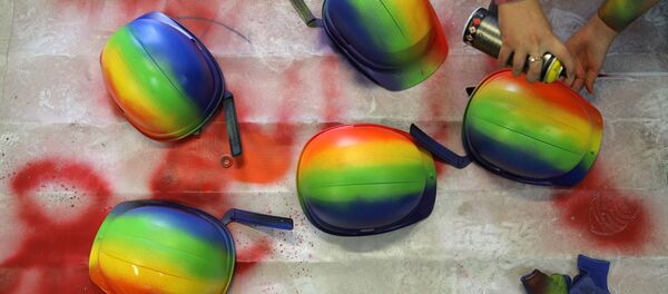 Cascos pintados de colores del arcoíris - Sputnik Mundo