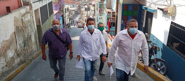 Recorrido de los médicos cubanos del CDI cementerio de Petare durante el casa a casa Recorrido de los médicos cubanos del CDI cementerio de Petare durante el casa a casa - Sputnik Mundo