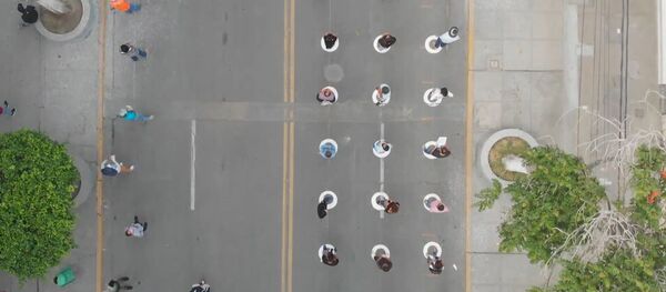 Así cumplen con el distanciamiento social los vecinos de esta ciudad peruana - Sputnik Mundo