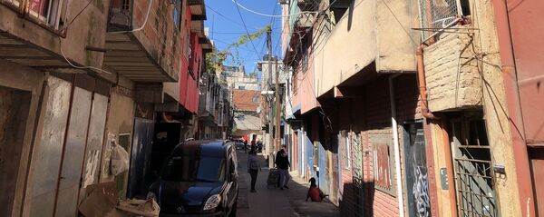 Alrededor de 60.000 personas viven en este barrio en construcciones precarias - Sputnik Mundo