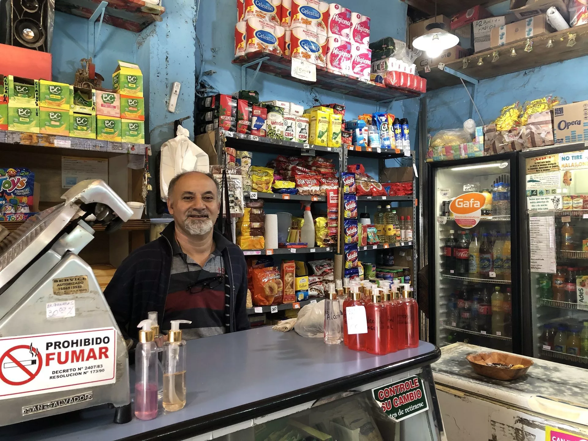 Saúl Sánchez, vecino del barrio hace 30 años y dueño de un comercio de alimentos Saúl Sánchez, vecino del barrio hace 30 años y dueño de un comercio de alimentos - Sputnik Mundo, 1920, 07.10.2021