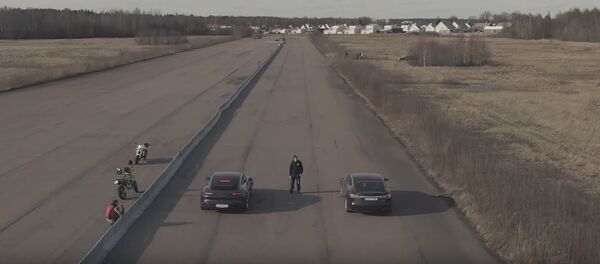 Carrera entre un Porsche Taycan y Tesla Model S - Sputnik Mundo