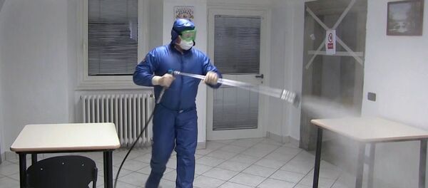 Militares rusos desinfectan residencias de ancianos en Italia (archivo) - Sputnik Mundo