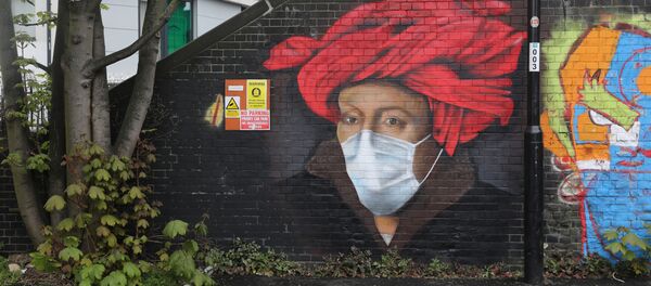 Un grafiti con una mascarilla en Londres - Sputnik Mundo