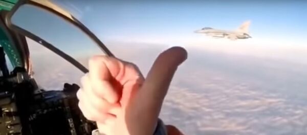 El piloto ruso se acerca a un caza F-16 de la OTAN - Sputnik Mundo