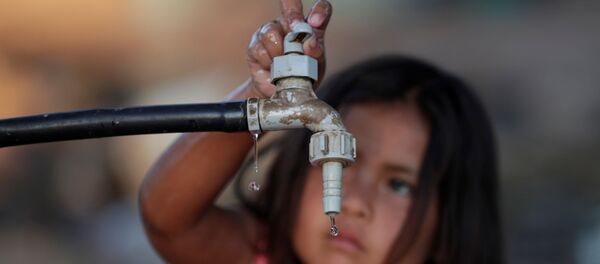 Una niña en busca de agua potable (imagen referencial) - Sputnik Mundo