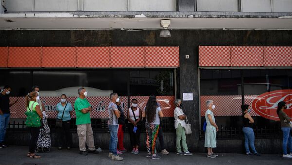 Los venezolanos hacen cola - Sputnik Mundo