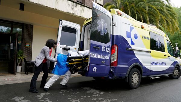 Una ambulancia en Abadino, España - Sputnik Mundo