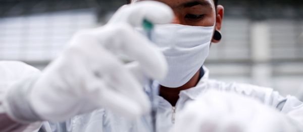 Un hombre en mascarilla Un hombre en mascarilla - Sputnik Mundo