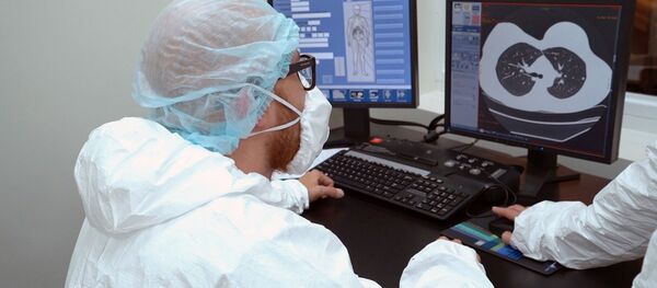Un médico ruso observa los pulmones de un caso de COVID-19 - Sputnik Mundo