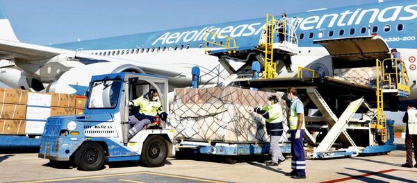 El avión de Aerolíneas Argentinas con insumos para COVID-19 - Sputnik Mundo