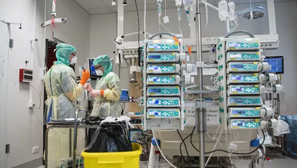 Dos sanitarias con una máquina de ECMO en el Hospital Karolinska de Estocolmo (Suecia)
