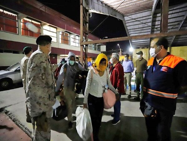 Atrapados sin salida: la odisea de los trabajadores bolivianos varados en la frontera norte de Chile - Sputnik Mundo