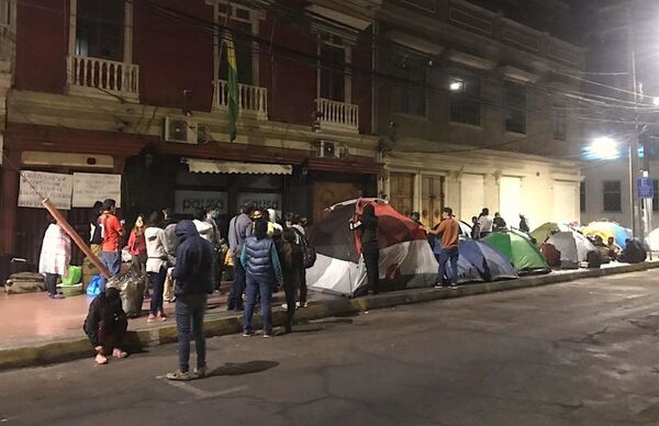 Atrapados sin salida: la odisea de los trabajadores bolivianos varados en la frontera norte de Chile - Sputnik Mundo