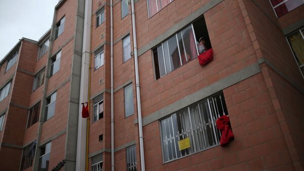 Trapos rojos colgando en casas de la localidad de Soacha, Colombia, durante el brote de coronavirus - Sputnik Mundo