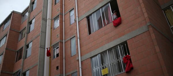 Trapos rojos colgando en casas de la localidad de Soacha, Colombia, durante el brote de coronavirus - Sputnik Mundo